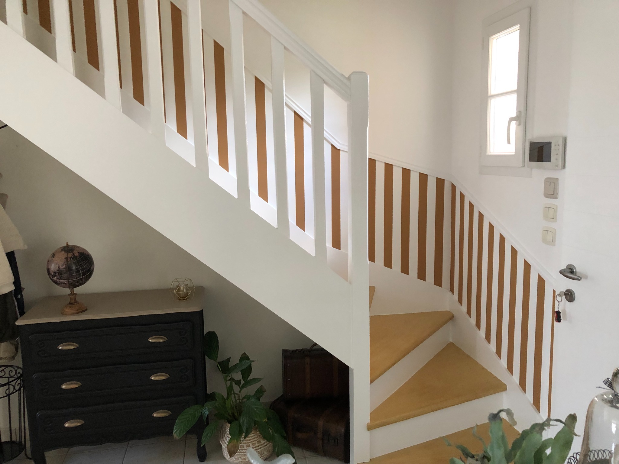 Escalier modernisé en blanc, réalisation Emmanuel Malbran Peinture